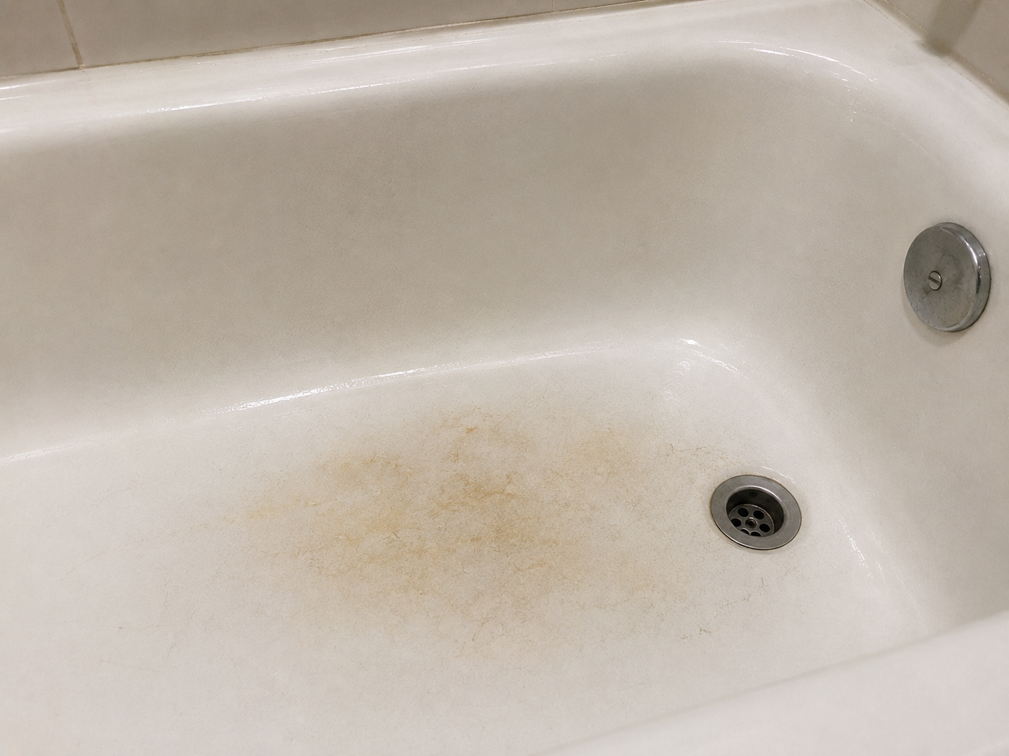 Stained bathtub before cleaning