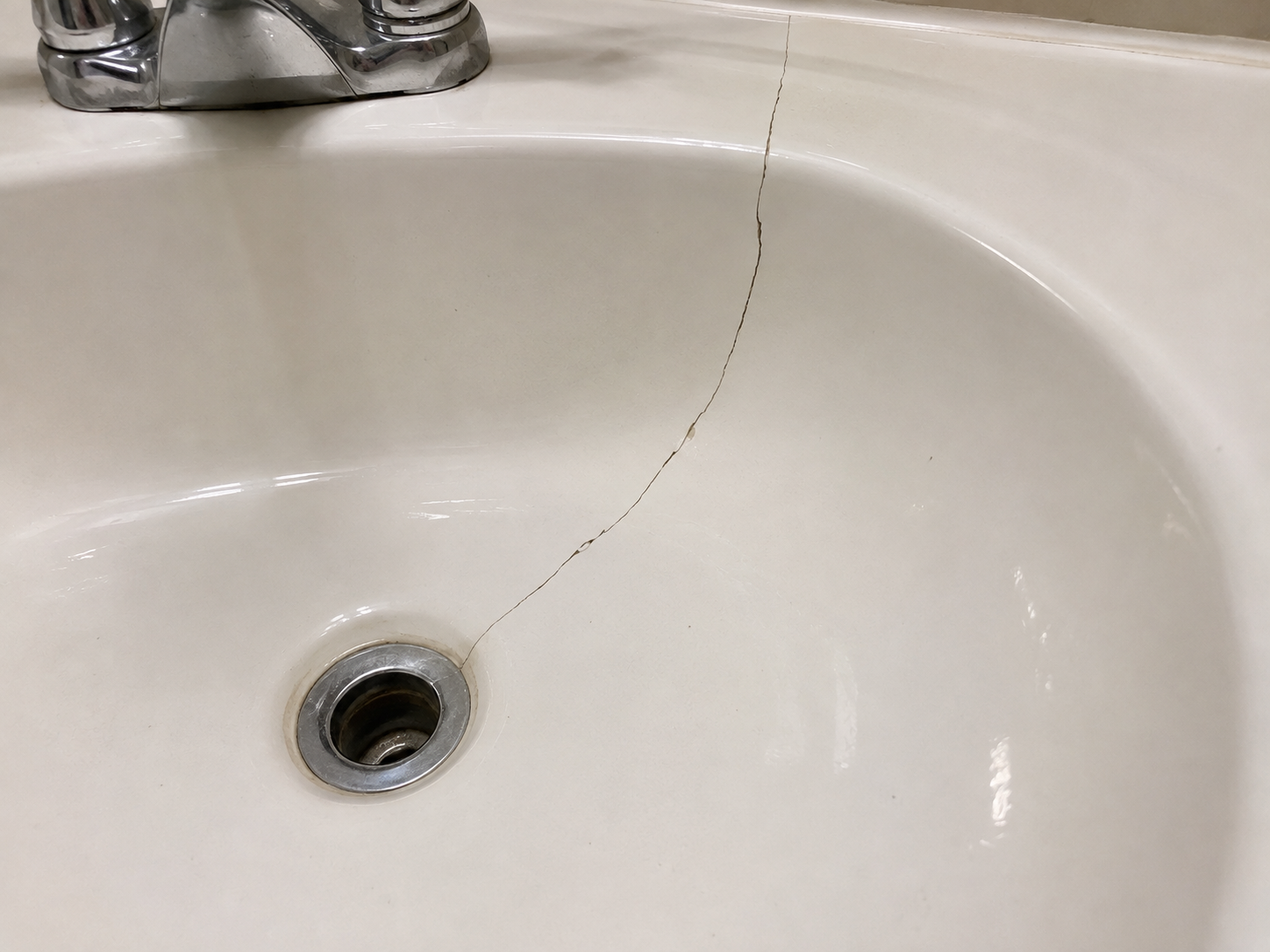 Cracked sink before repair